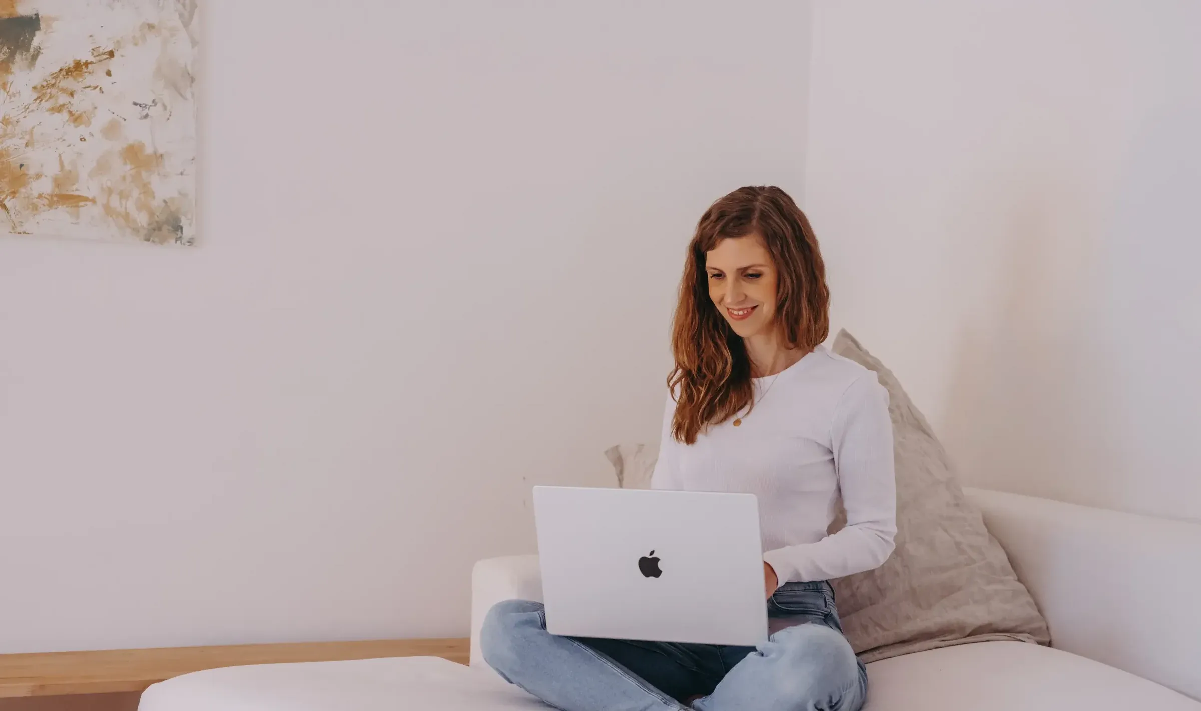 Online-Psychologin Larissa Kubon sitzt mit dem Laptop auf dem Sofa