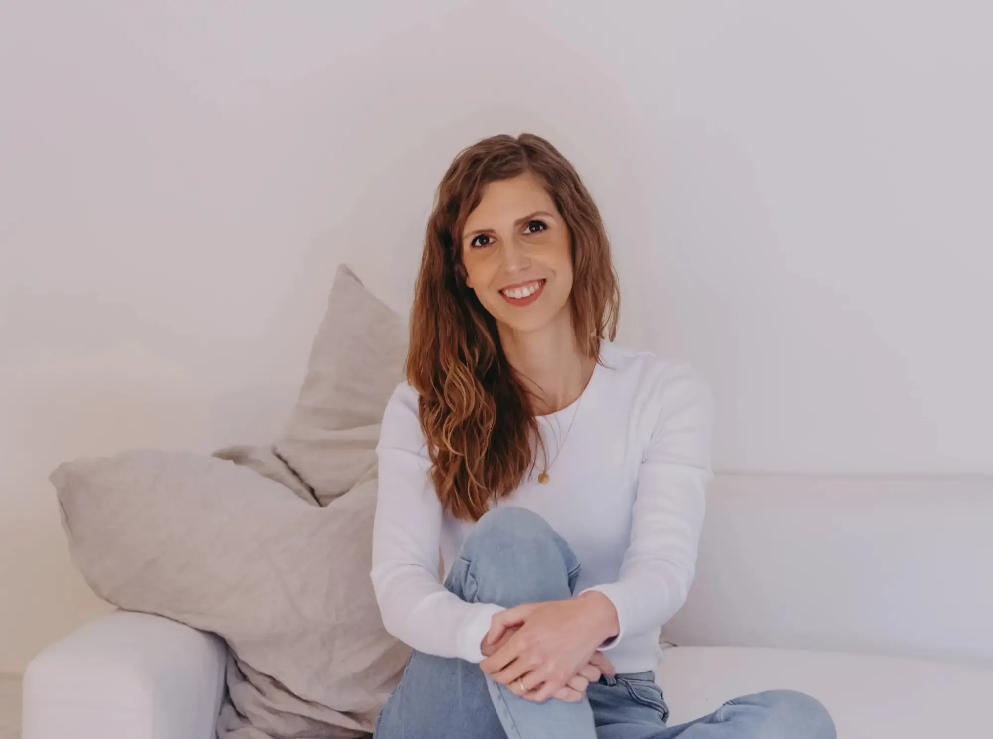 Psychologin Larissa Kubon sitzt in zugewandter Körperhaltung auf einem Sofa