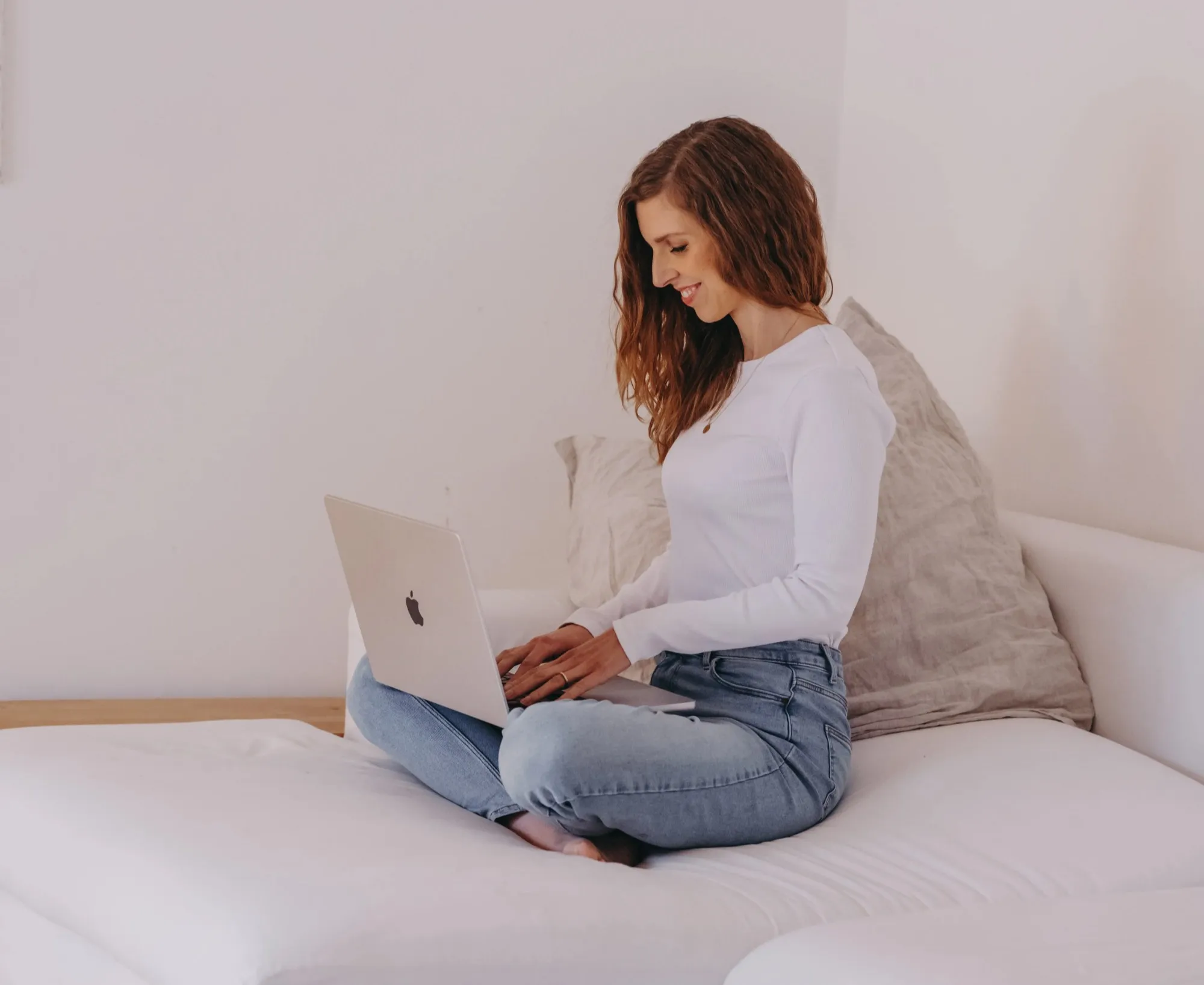 Larissa Kubon bei der psychologischen Beratung am Laptop